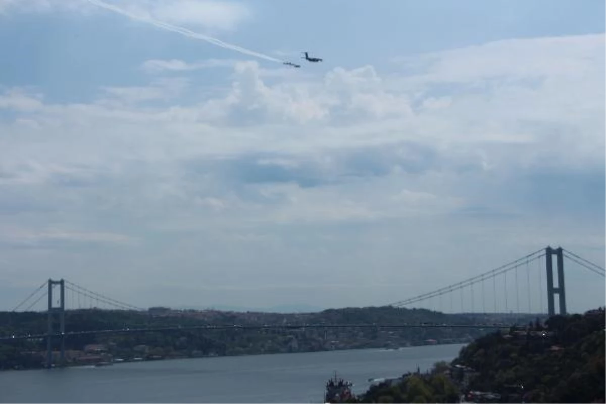 Türk Hava Kuvvetleri uçaklarından İstanbul Boğazı\'nda selamlama uçuşu