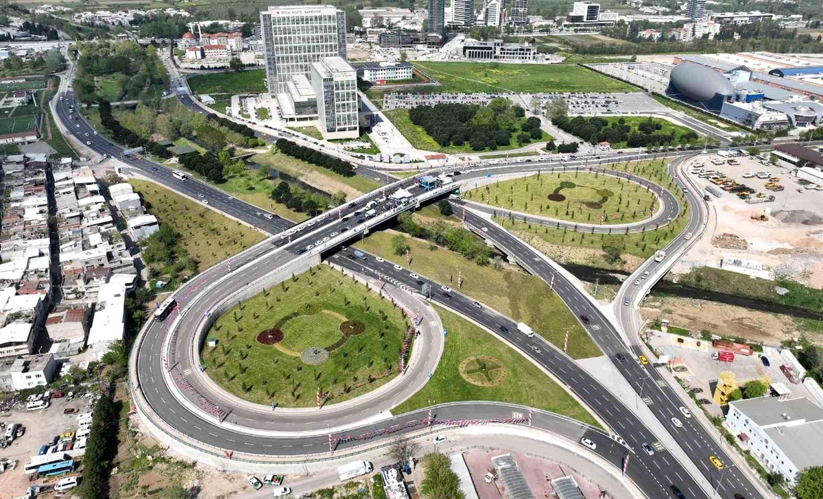 Bursa Büyükşehir Belediyesi Adliye Kavşağı\'nı Törenle Açtı
