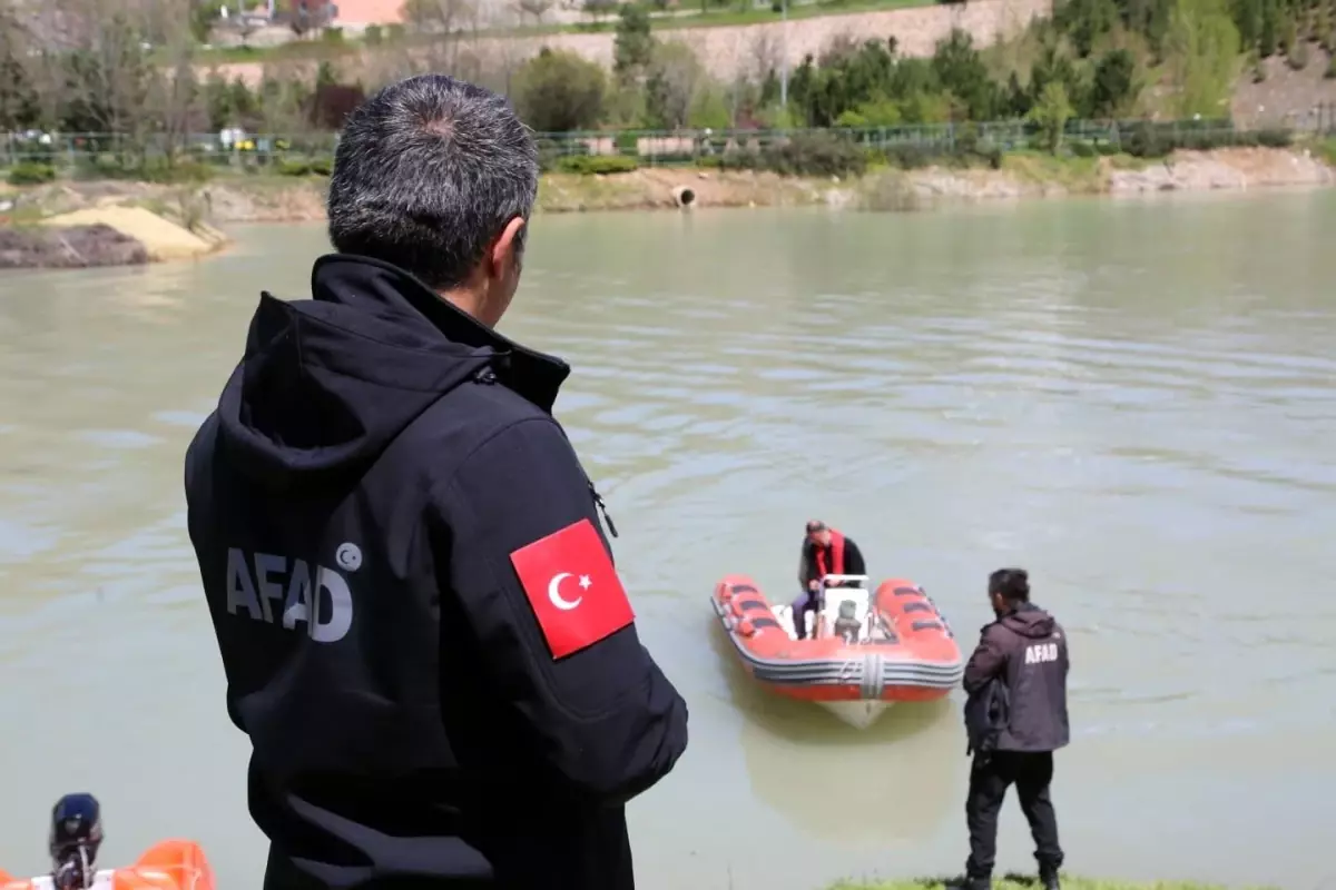 Tunceli Valisi Mehmet Ali Özkan, Munzur Çayı\'na düşen gençlerin arama çalışmalarını inceledi