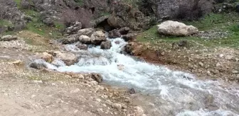 Yıllardır su akmayan yerden depremden sonra su çıkmaya başladı