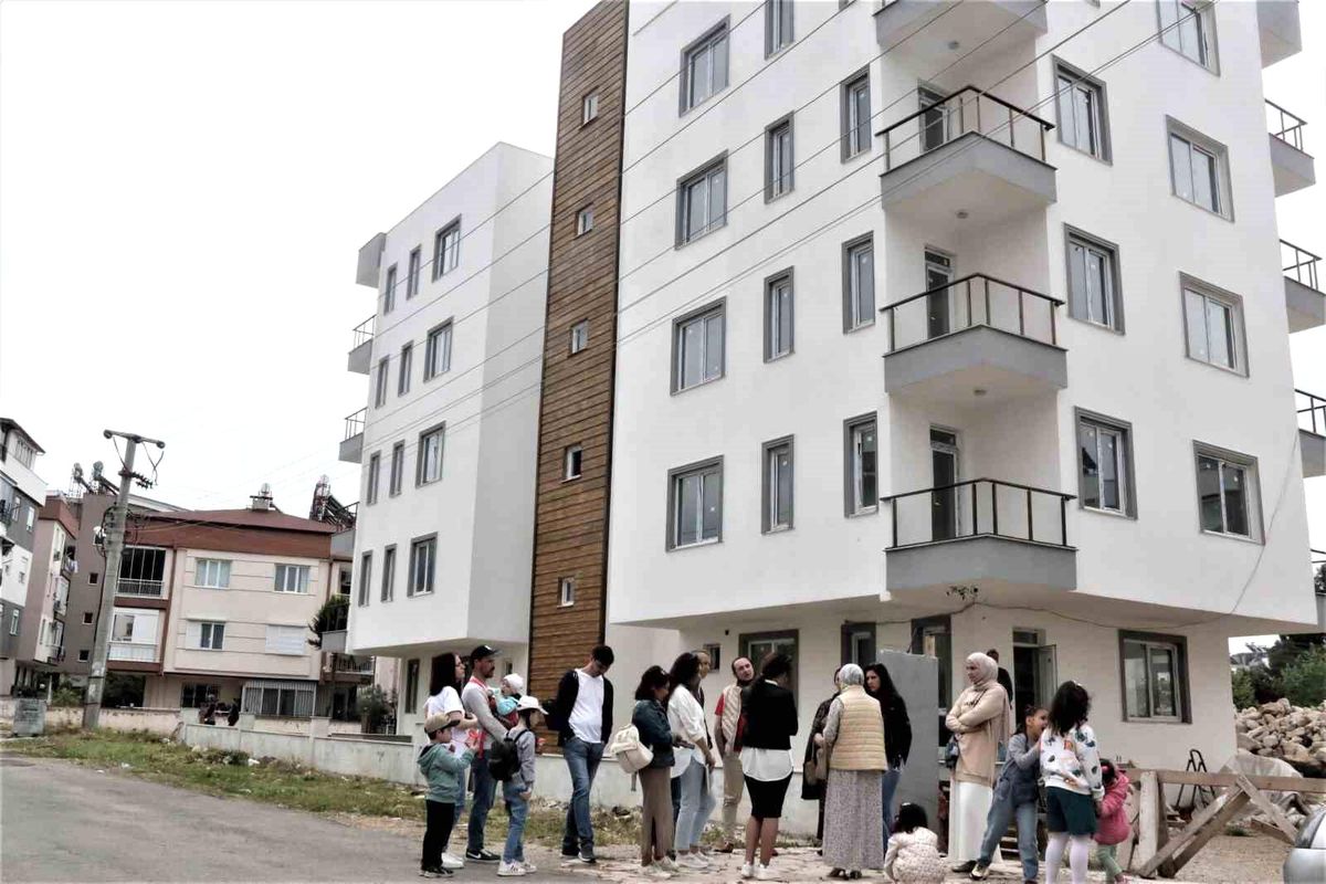"2 ayda teslim edilecek" sözü ile adlıkları evlerini sadece dışarıdan izleyebiliyorlar