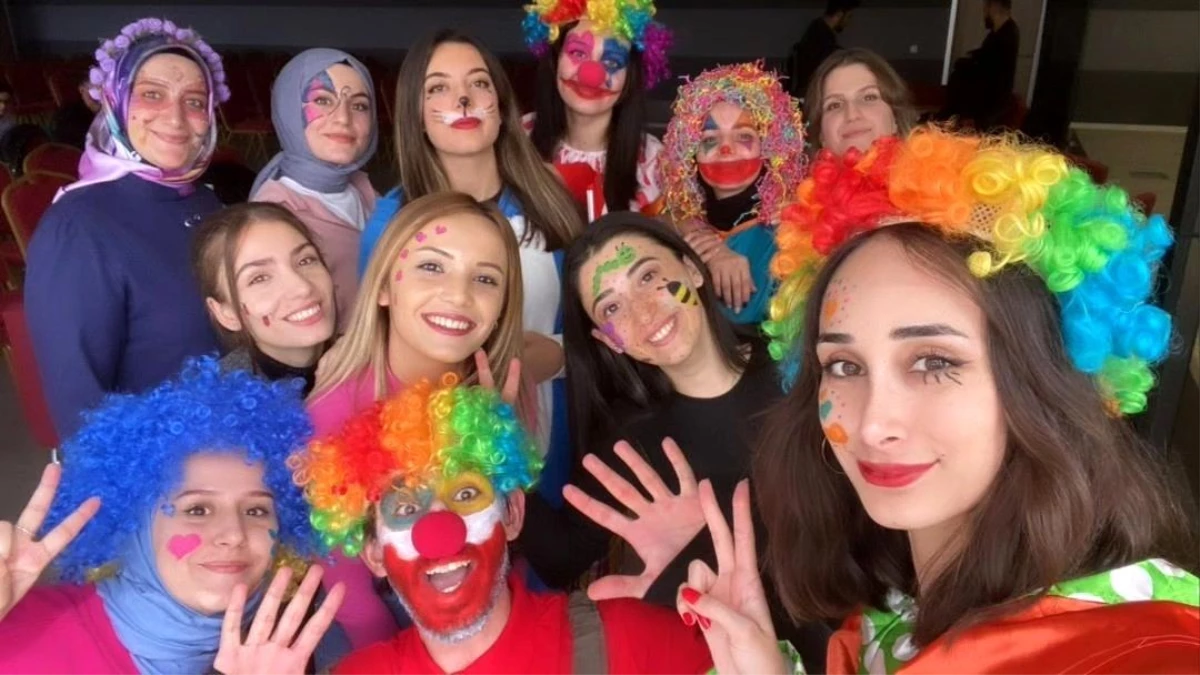 Erzincan\'da Üniversiteli Gençler Palyaço Kostümleriyle Çocuk Hastaları Eğlendirdi