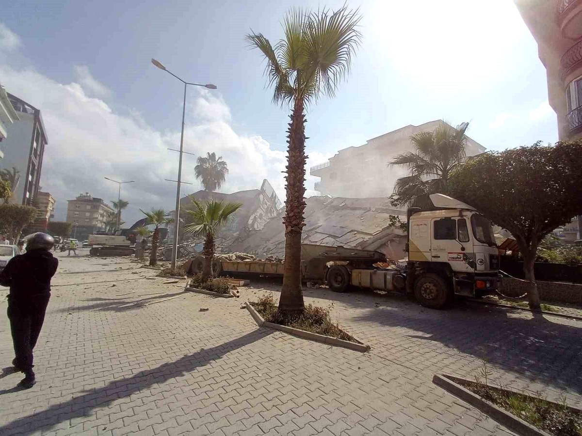 Antalya\'da kentsel dönüşüm binası çöktü, can kaybı yaşanmadı