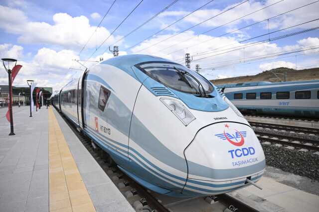 Ankara-Sivas Hızlı Tren Hattı'nın açılışına katılmayan Cumhurbaşkanı Erdoğan müjdeyi sosyal medyadan verdi: Mayıs sonuna kadar ücretsiz Ankara-Sivas Hızlı Tren Hattı'nın açılışına katılmayan Cumhurbaşkanı Erdoğan müjdeyi sosyal medyadan verdi: Mayıs sonuna kadar ücretsiz
