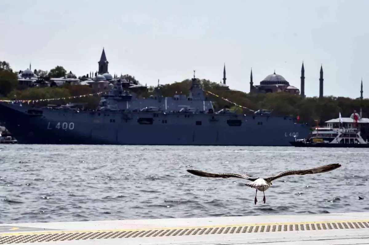 Ayasofya\'dan TCG Anadolu\'ya eşsiz manzara