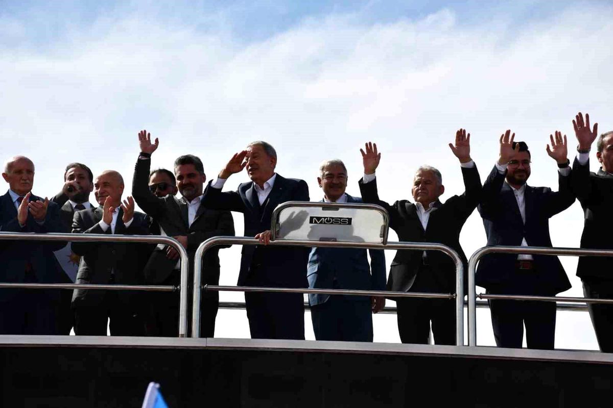 Bakan Akar terörle mücadelede kararlılık mesajı verdi