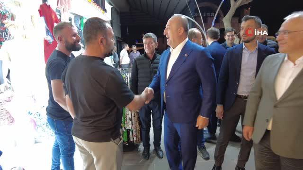 Bakan Çavuşoğlu Belek\'te TOGG ile gezdi, turistler ve esnaflar yoğun ilgi gösterdi