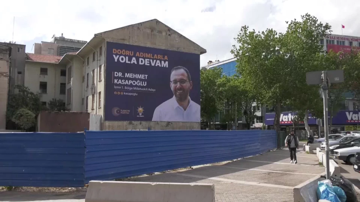 İzmir\'deki Kamu Binasına Asılan Pankart Tepki Çekti