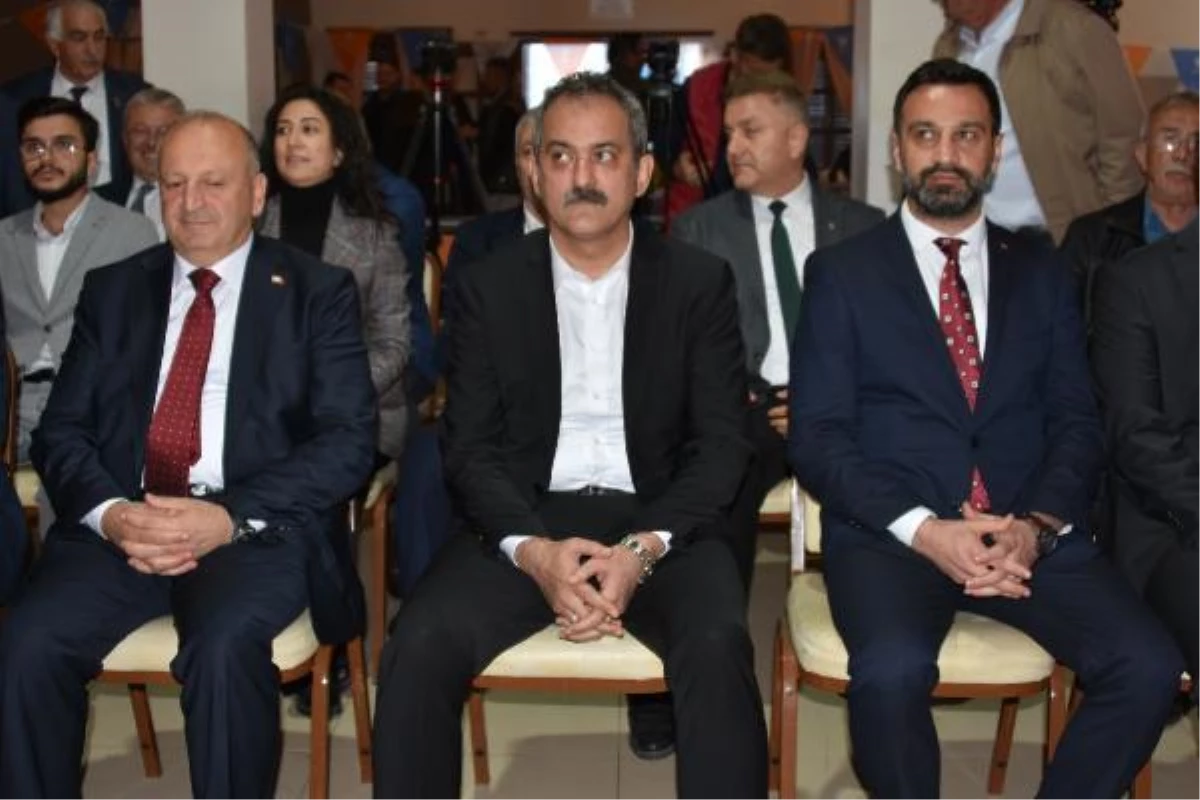 Milli Eğitim Bakanı Prof. Mahmut Özer, gençlerle buluştu ve eğitimin önemine vurgu yaptı