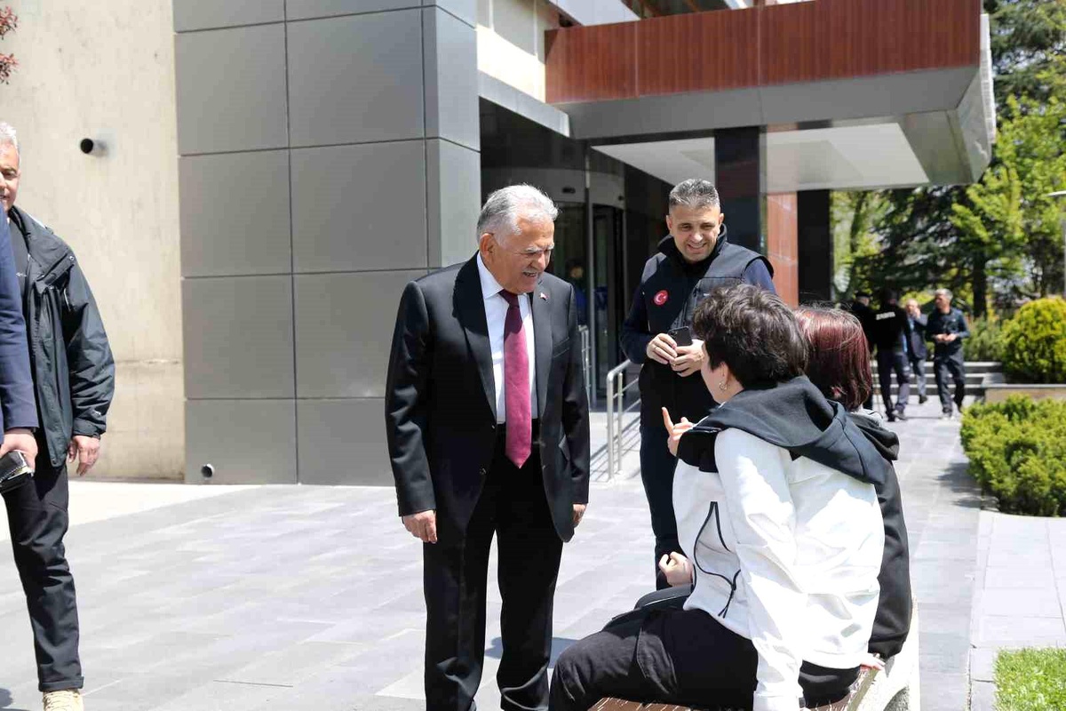 Kayseri Büyükşehir Belediye Başkanı Personel ve Vatandaşlarla Bir Araya Geldi