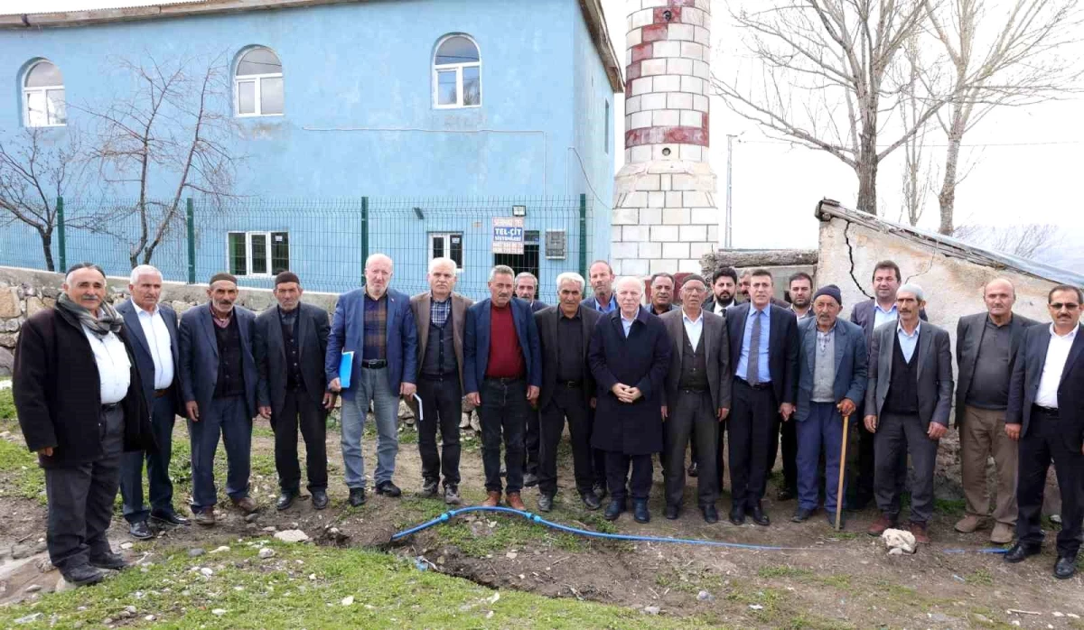 Erzurum Büyükşehir Belediye Başkanı Mehmet Sekmen Hınıs ilçesinde köyleri gezdi