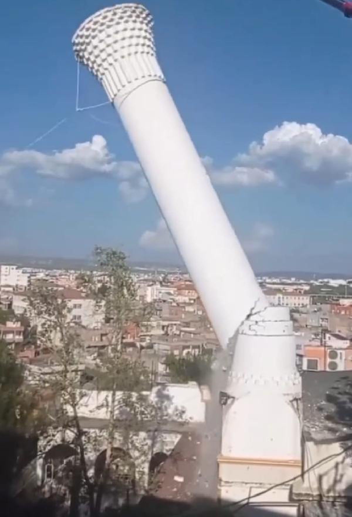 Batman\'da deprem hasarlı caminin minaresi yıkıldı