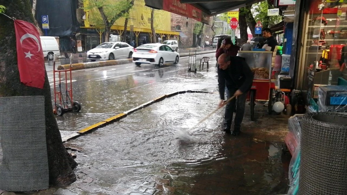 İstanbul\'da Sağanak Yağış Karaköy Perşembe Pazarında Etkili Oldu