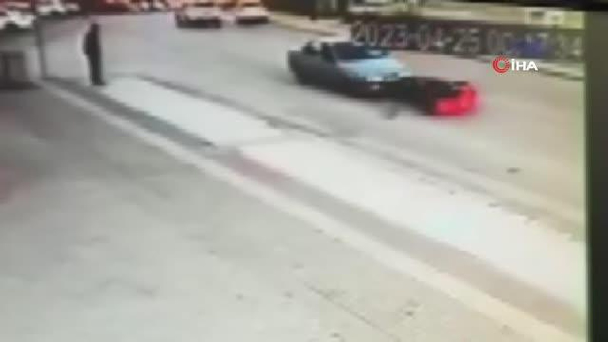 Bursa\'da otomobil ters şeride giren motosikletliye çarptı