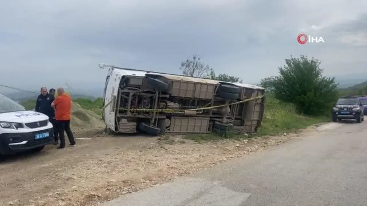 Bursa\'da servis midibüsü ile hafriyat kamyonu çarpıştı: 23 yaralı