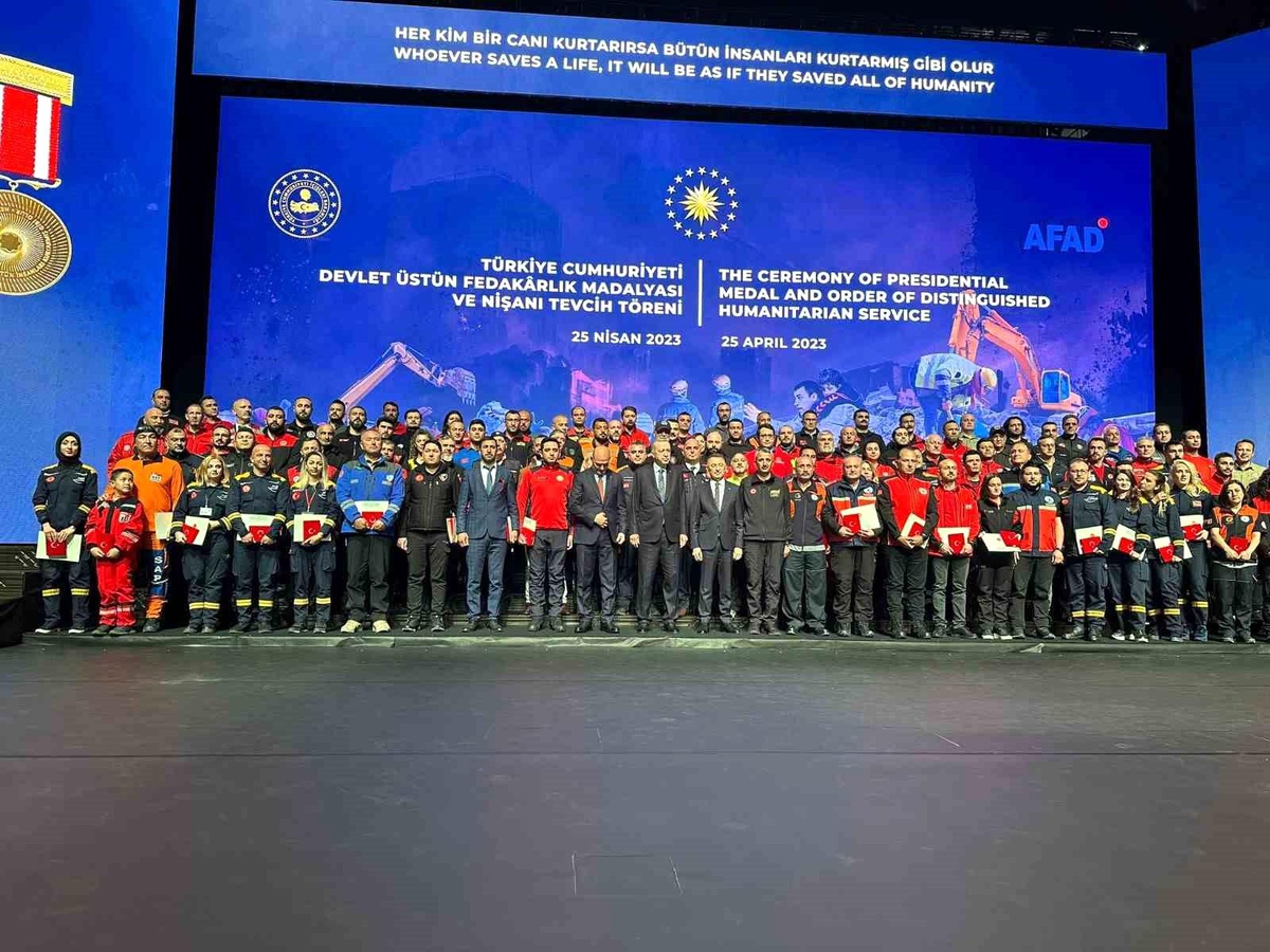 Cumhurbaşkanı Erdoğan\'dan Ümraniye Belediyesi Sivil Savunma Arama Kurtarma Ekibi\'ne Devlet Üstün Fedakârlık Madalyası