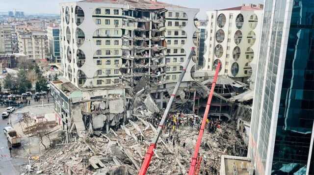 Diyarbakır'da 89 kişiye mezar olan Galeria Sitesi'ne ilişkin bilirkişi raporu hazırlandı: Kolonlar yanlış yerde Diyarbakır'da 89 kişiye mezar olan Galeria Sitesi'ne ilişkin bilirkişi raporu hazırlandı: Kolonlar yanlış yerde