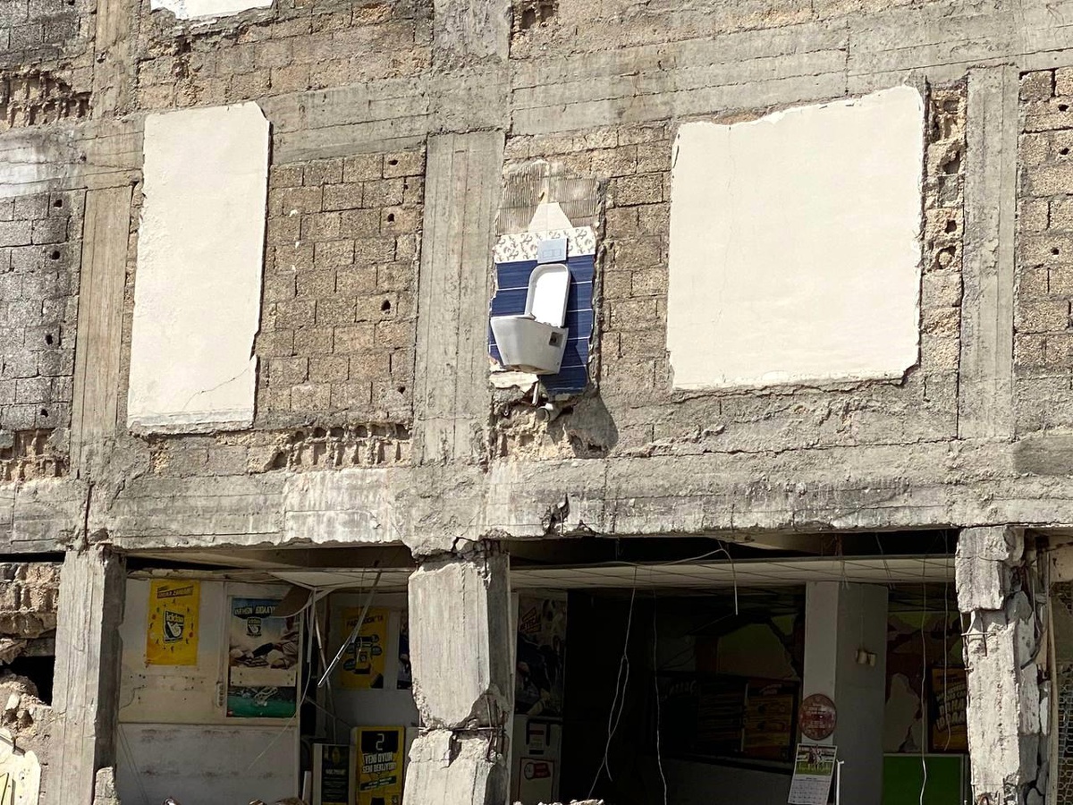 Adıyaman\'da Yıkılan Bina İkinci Katındaki Klozet Yan Binanın Duvarında Asılı Kaldı