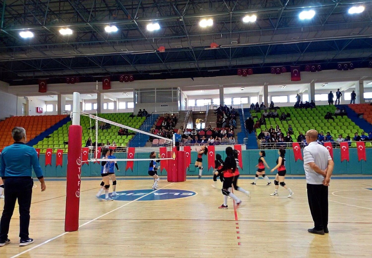 Elazığ\'da Voleybol Grup Müsabakaları Başladı