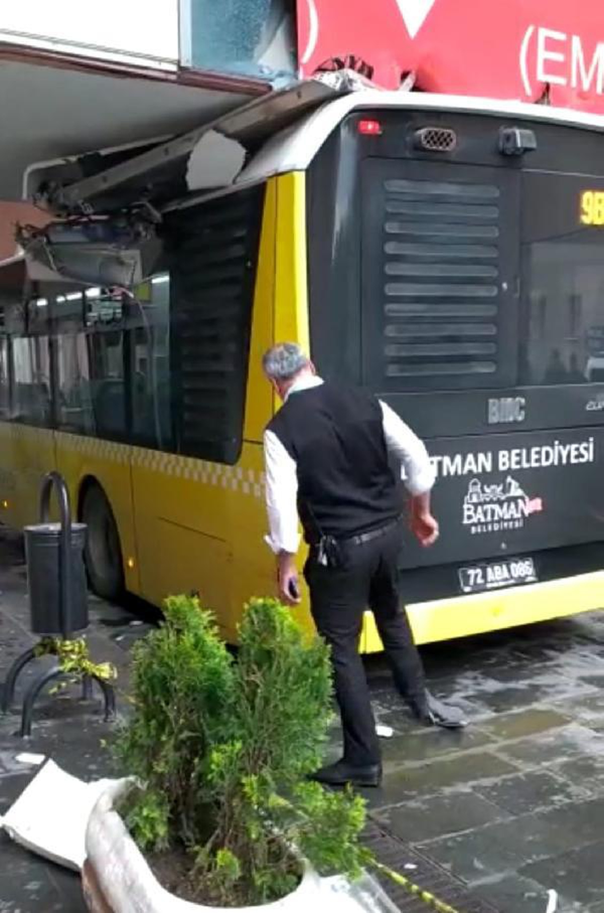 Fenalaşan yolcunun hastaneye götürüldüğü otobüs, acil servisin tavanına sıkıştı