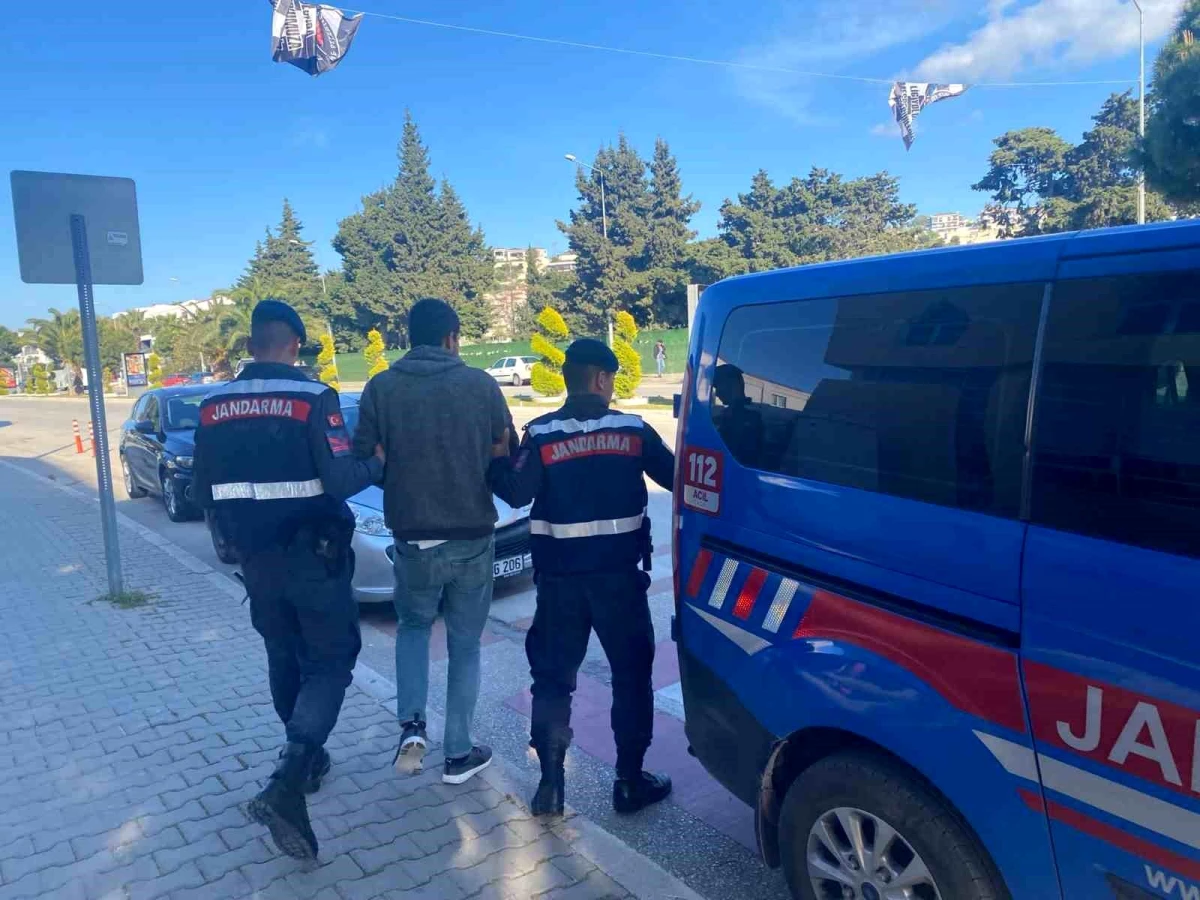 İzmir\'de Jandarma Ekipleri 8 Firari Zanlıyı Yakaladı