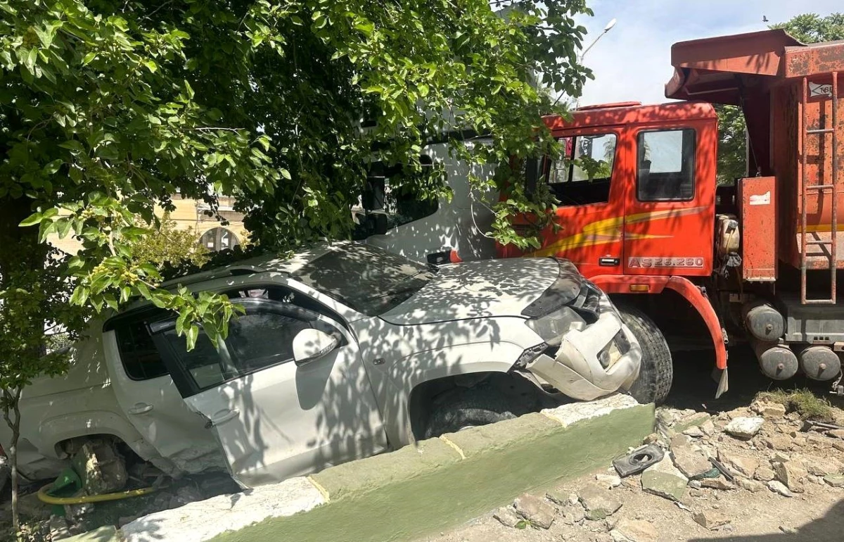 Şanlıurfa\'da freni patlayan kamyon şarampole devrildi: 1\'i ağır 3 yaralı