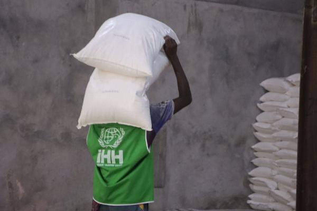 İHH, Somalide kuraklıkla mücadele kapsamında 10 şehirde 38 bin 601 aileye un dağıttı
