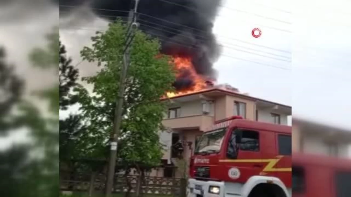 Kocaeli\'de İki Katlı Apartmanın Çatısı Alev Alev Yandı