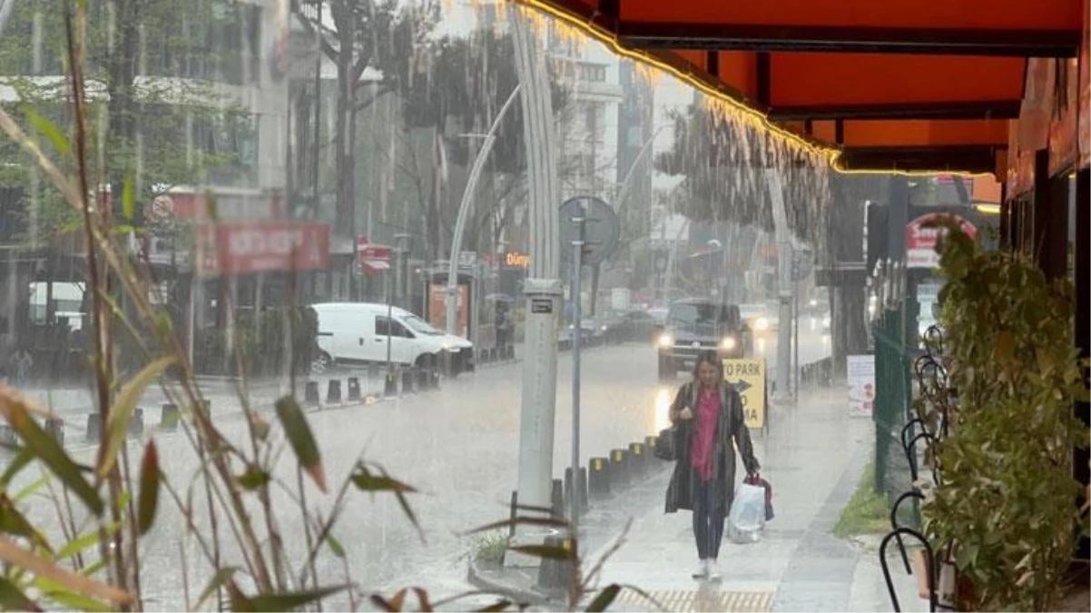 İstanbul\'da gök gürültülü sağanak etkili oldu! Cadde ve sokaklarda su birikintisi oluştu