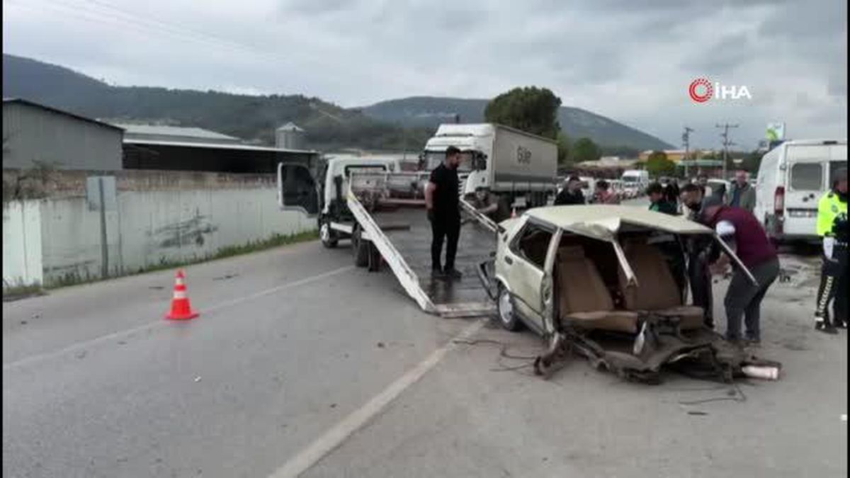 İzmir'de kaza: Otomobil ikiye bölündü, sürücüler yaralandı