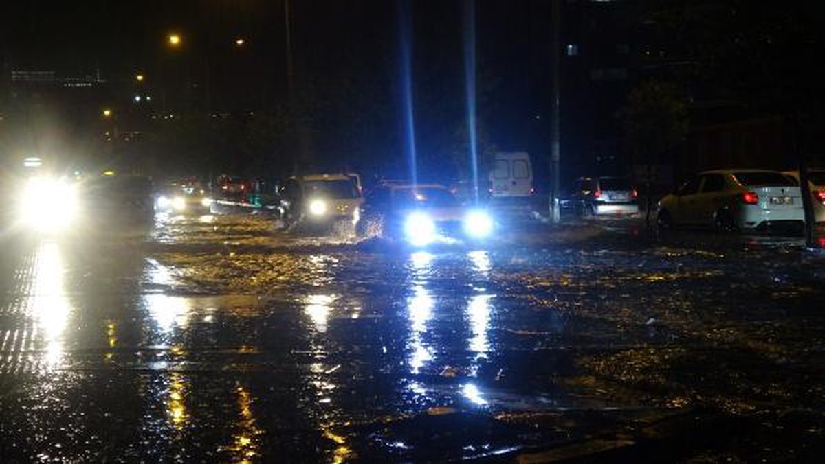 İzmir\'de Sağanak Yağış Trafiği Felç Etti
