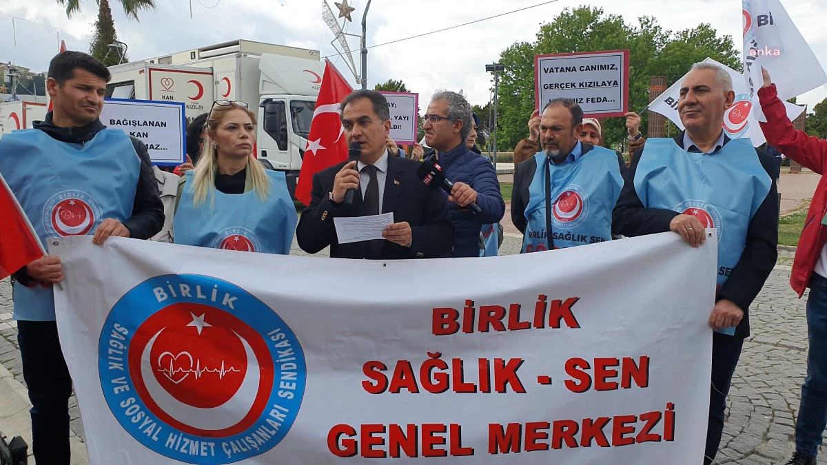 İzmir\'de Sağlıkçılar Kerem Kınık\'ı İstifaya Çağırdı