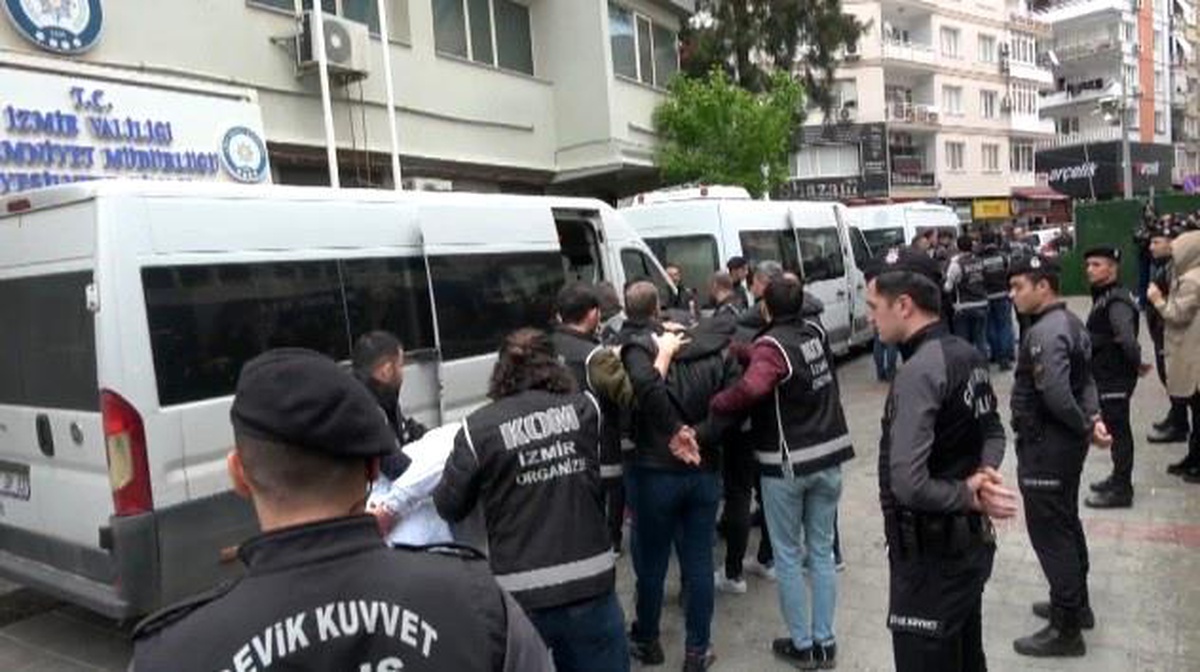 İzmir Bayraklı\'da Kahvehaneye Saldırı: 1 Ölü, 5 Yaralı