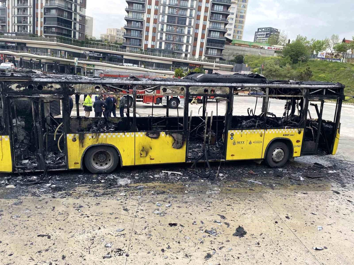Kartal\'da İETT otobüsü alev alev yandı