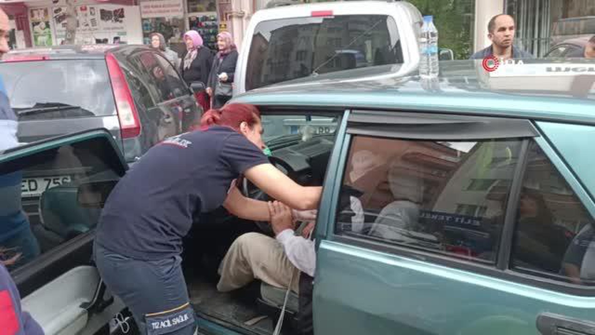 Bolu\'da kaza yapan 71 yaşındaki sürücü dakikalarca araçtan inemedi