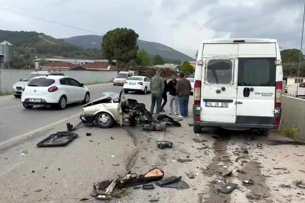İzmir\'de trafik kazası: Otomobil ikiye ayrıldı, sürücüler yaralandı