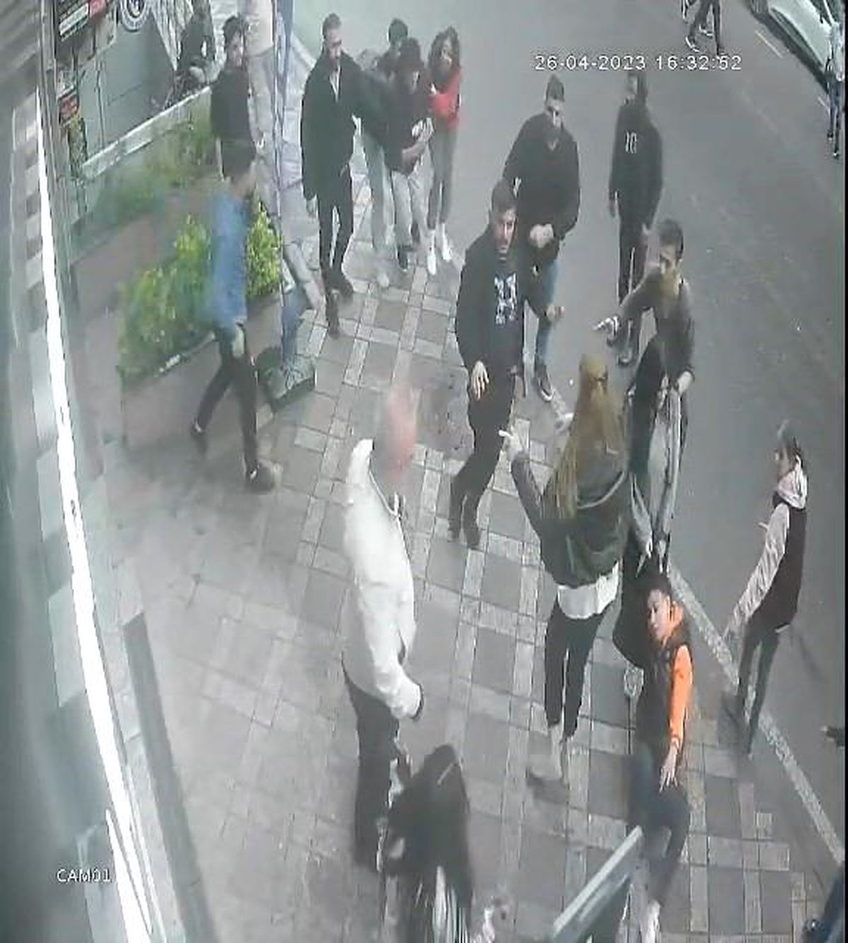 Kocaeli\'de Kızlı Erkekli Gruplar Arasında Bıçaklı Kavga
