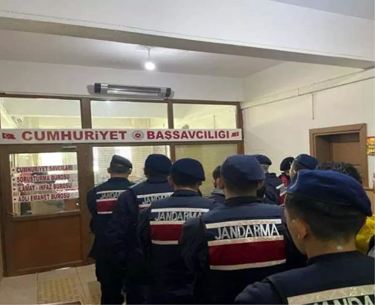 Kırklareli jandarması araç megafonu sesinden rahatsız olan baba-oğlu gözaltına aldı