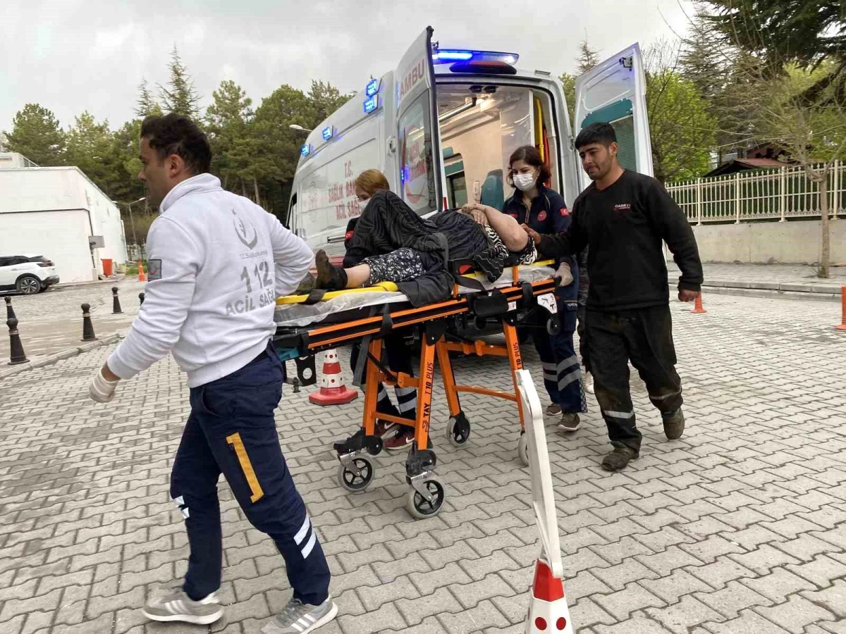 Konya\'da Motosiklet ve Hafif Ticari Araç Çarpıştı: 2 Yaralı