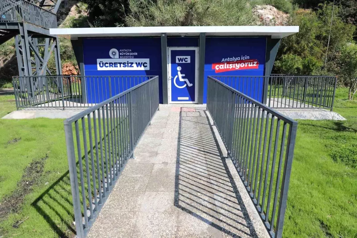 Antalya Büyükşehir Belediyesi Konyaaltı Sahilinde Tuvaletlerin Sayısını Artırdı