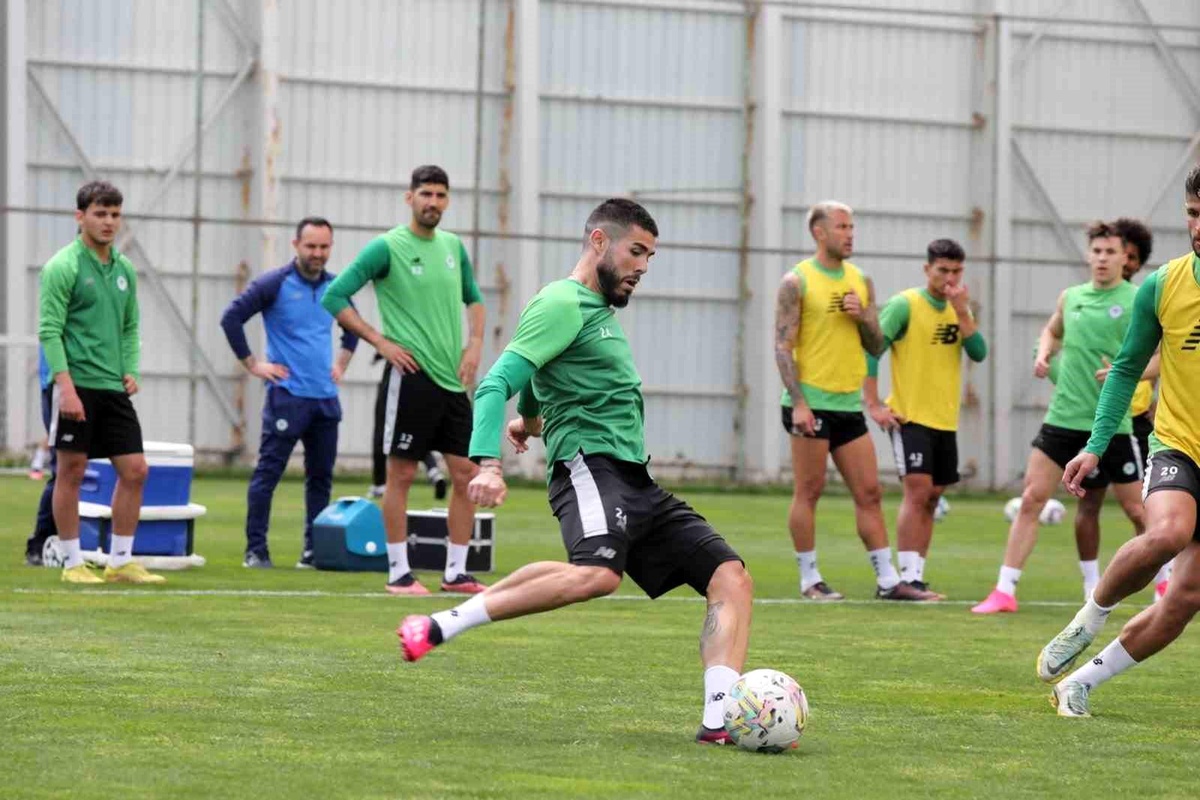 Konyaspor, Trabzonspor maçı için hazırlıklarına antrenmanla devam ediyor