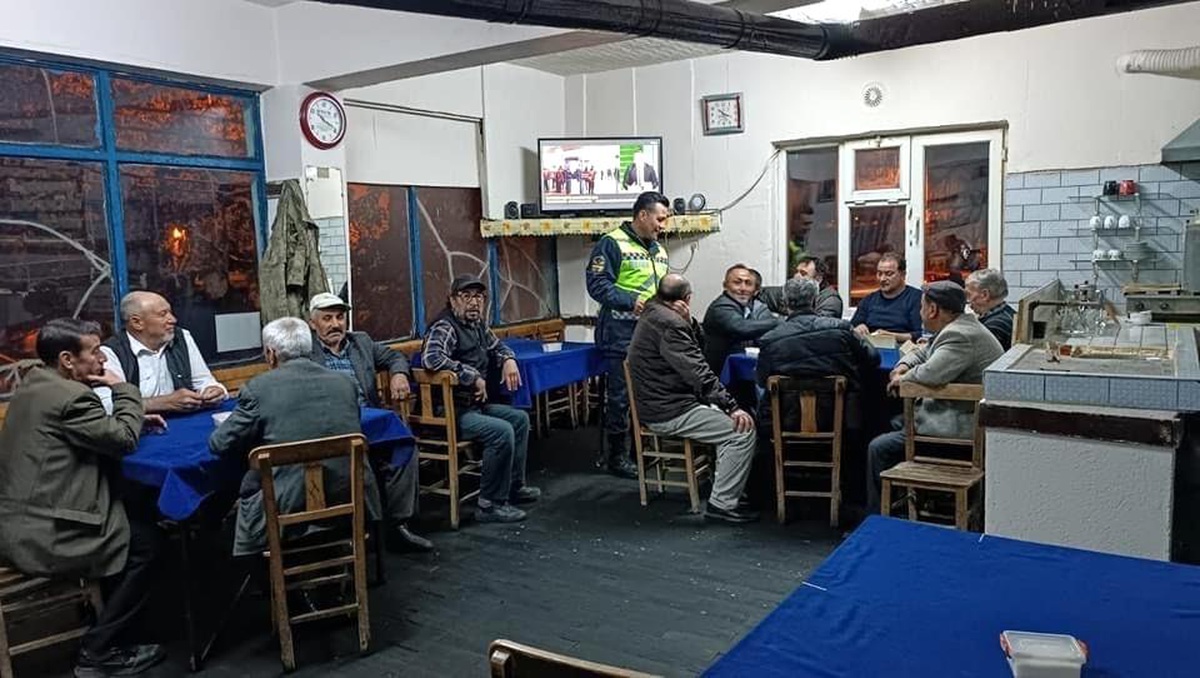 Bolvadin\'de Jandarma Ekipleri Köylülere Trafik Eğitimi Verdi