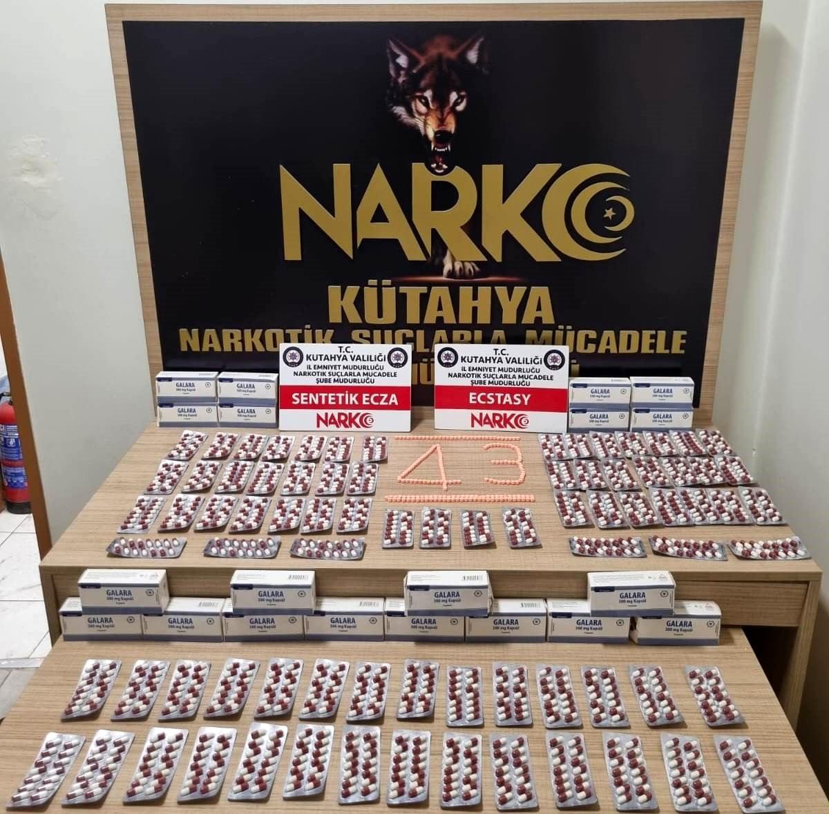 Kütahya\'da Uyuşturucu Operasyonu: Bin 120 Sentetik Ecza ve 196 Extacy Hap Ele Geçirildi