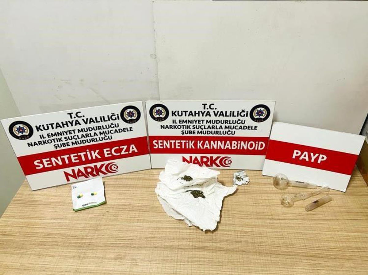 Kütahyada evde yapılan aramada bonzai ve sentetik ecza ele geçirildi