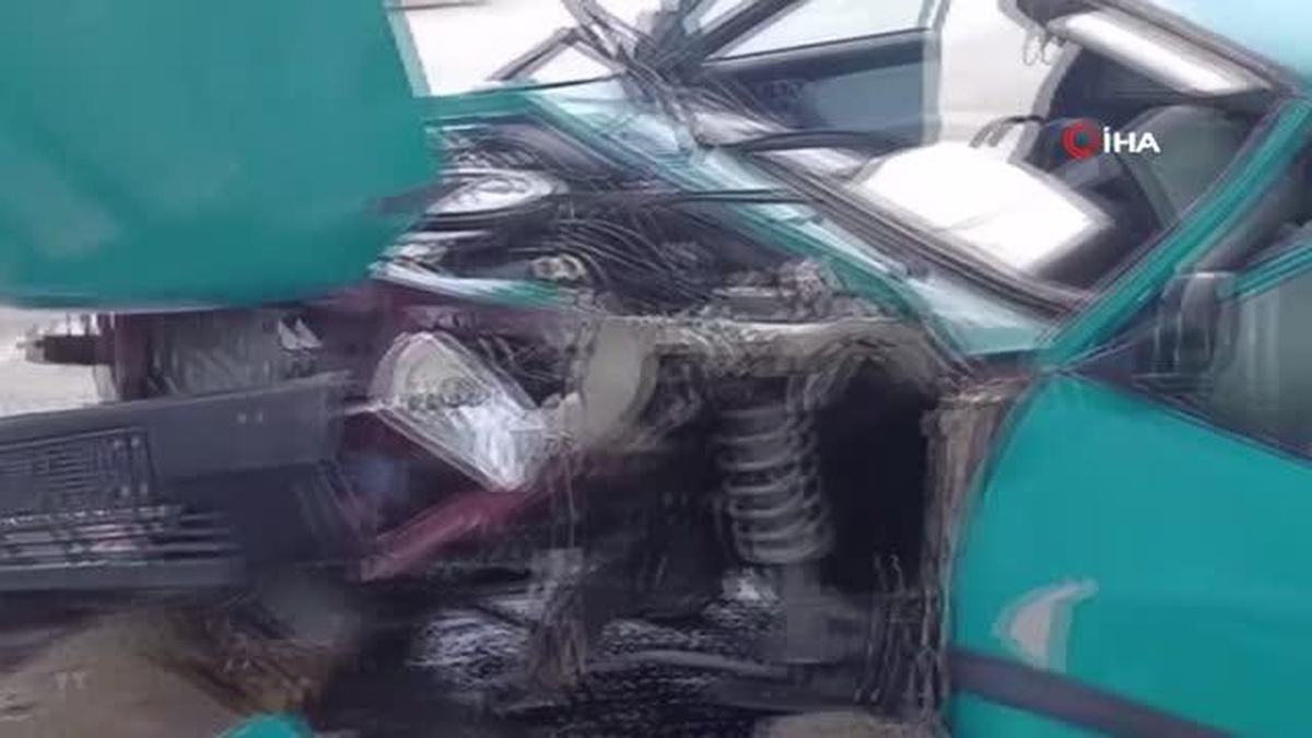 Kartepe\'de lastiği kopan otomobil trafik ışığı direğine çarptı: 4 yaralı