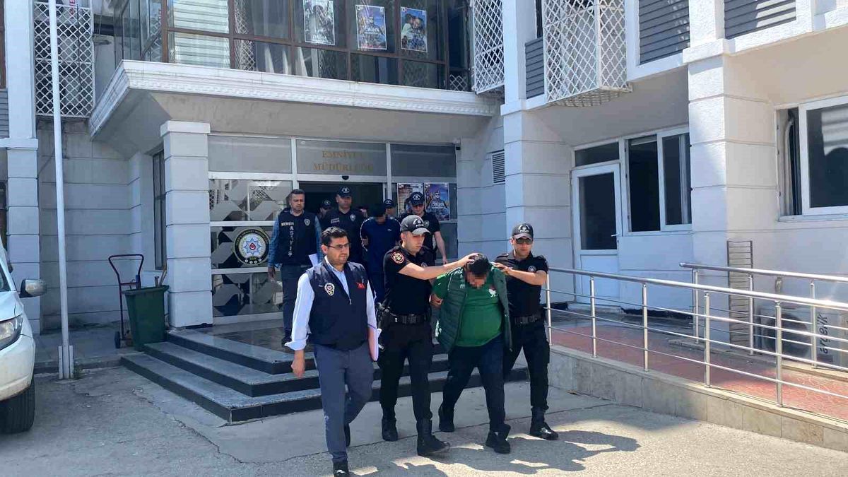 Mersin\'de Sazan Sarmalı Yöntemiyle Dolandırıcılık Yapan 5 Şüpheli Gözaltına Alındı