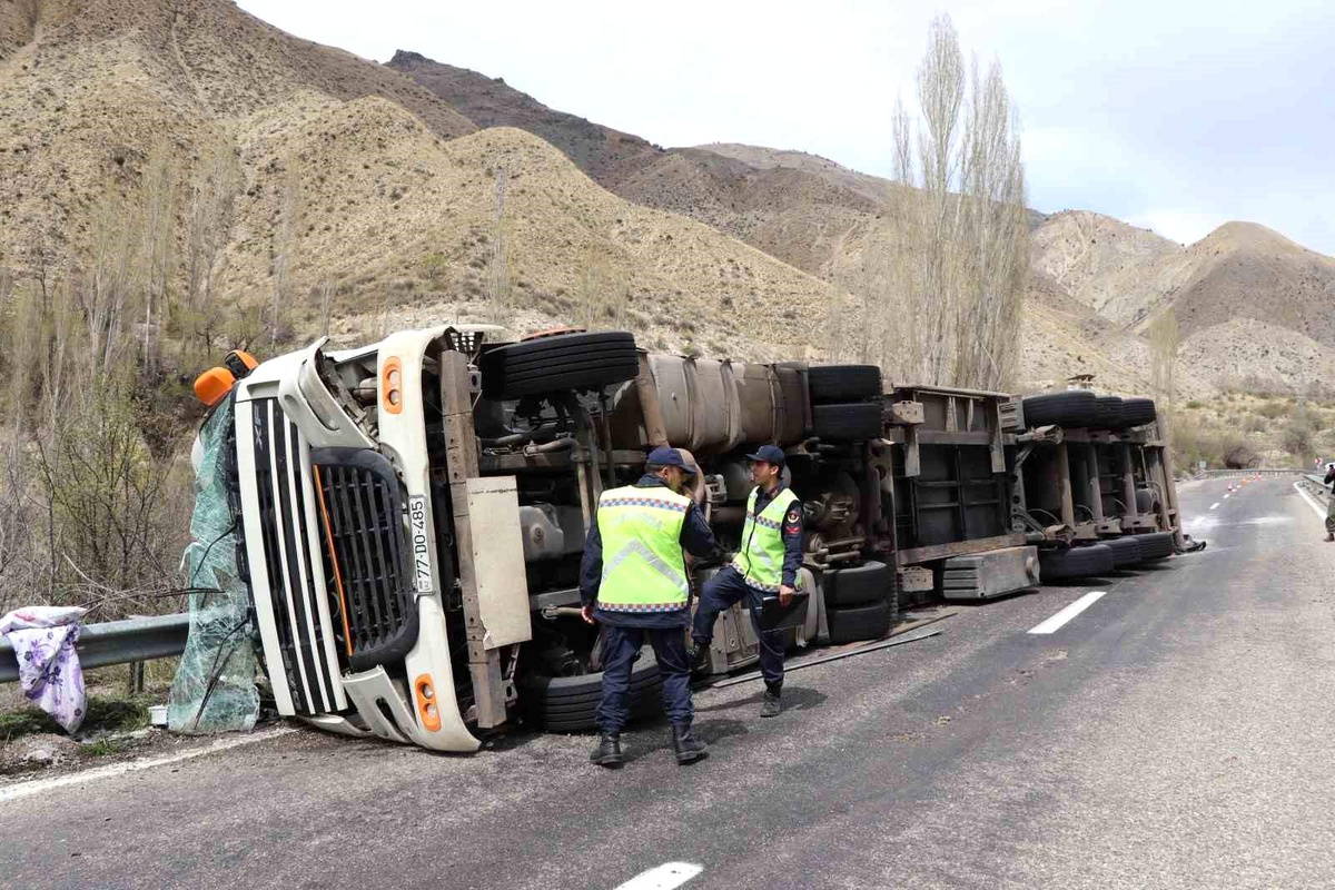 Erzurum\'da freni patlayan tır kaza yaptı: Sürücü ağır yaralandı