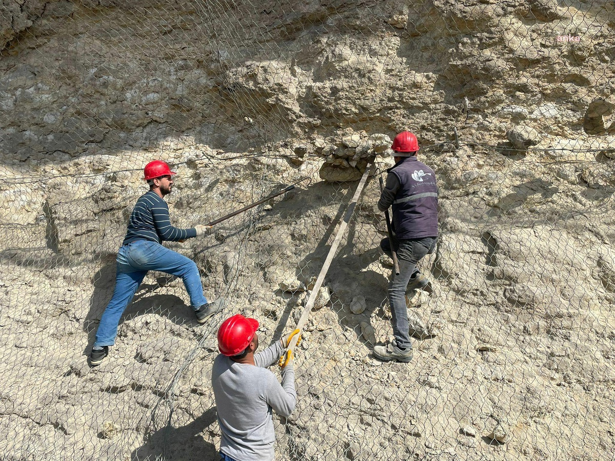 Safranbolu Belediyesi, Tarihi Çarşı\'daki tehlikeli kayalıklarda tel örgü çalışması yaptı