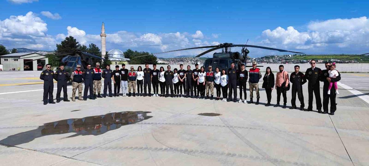 Siirt\'te Jandarma Havacılık Başkanlığı Pilotlarından Öğrencilere Gösteri Uçuşu