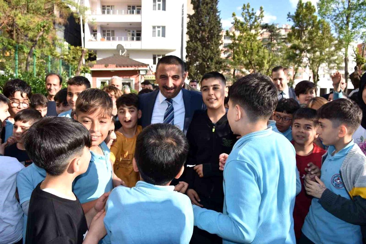 Siirt Valisi ve Belediye Başkan Vekili Okul Ziyaretinde